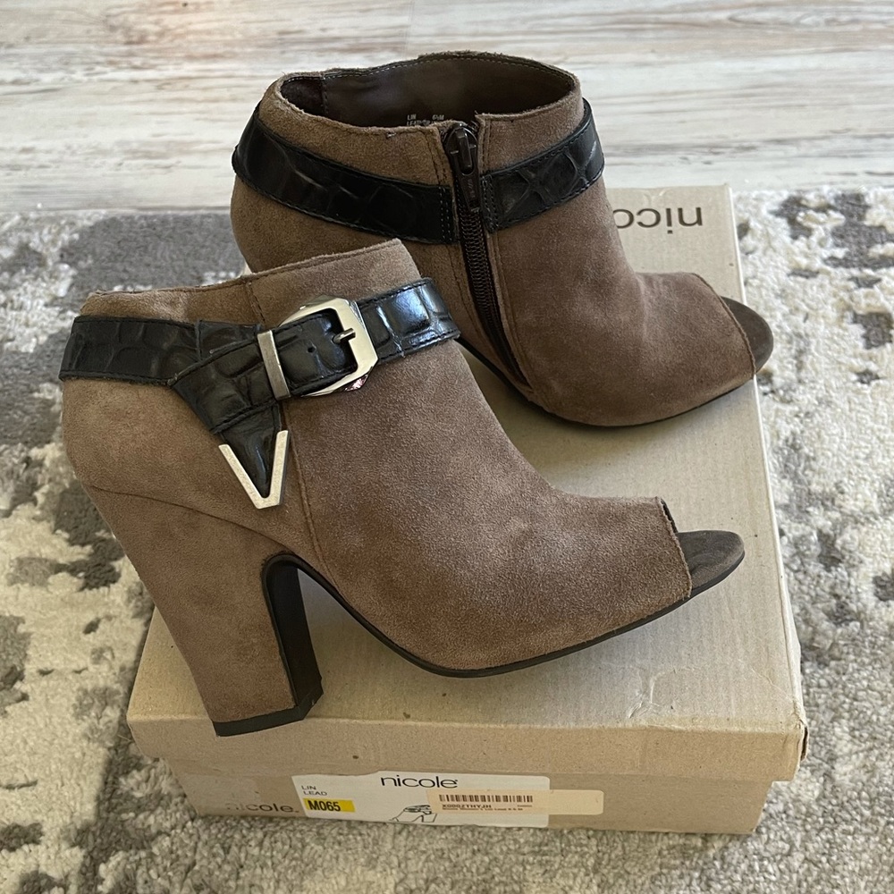 🆕BRAND NEW NICOLE TWO-TONE OPEN TOE BOOTIES!😍